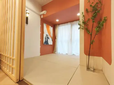 a hallway with orange walls and a vase with a plant at G19\u65b0\u5bbf\u6700\u4e2d\u5fc3 \u6771\u65b0\u5bbf\u7ad95\u5206-Shinjuku center 5 mins to Station, Max 4 \u76f4\u8fbe\u65b0\u5bbf \u6d89\u8c37 \u8868\u53c2\u9053 \u6c60\u888b \u4e0a\u91ce \u4ee3\u4ee3\u6728 \u94f6\u5ea7 \u539f\u5bbf in Tokyo