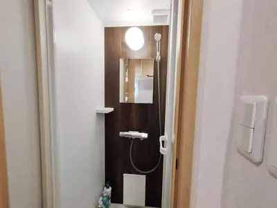 a bathroom with a shower with a mirror at G19\u65b0\u5bbf\u6700\u4e2d\u5fc3 \u6771\u65b0\u5bbf\u7ad95\u5206-Shinjuku center 5 mins to Station, Max 4 \u76f4\u8fbe\u65b0\u5bbf \u6d89\u8c37 \u8868\u53c2\u9053 \u6c60\u888b \u4e0a\u91ce \u4ee3\u4ee3\u6728 \u94f6\u5ea7 \u539f\u5bbf in Tokyo