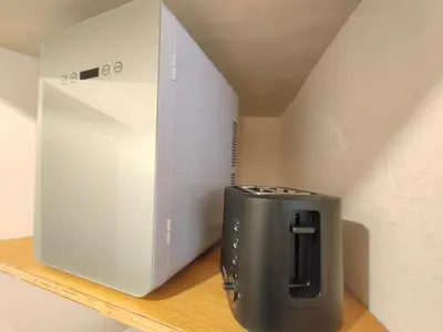 a toaster sitting on a shelf next to a wall at G19\u65b0\u5bbf\u6700\u4e2d\u5fc3 \u6771\u65b0\u5bbf\u7ad95\u5206-Shinjuku center 5 mins to Station, Max 4 \u76f4\u8fbe\u65b0\u5bbf \u6d89\u8c37 \u8868\u53c2\u9053 \u6c60\u888b \u4e0a\u91ce \u4ee3\u4ee3\u6728 \u94f6\u5ea7 \u539f\u5bbf in Tokyo
