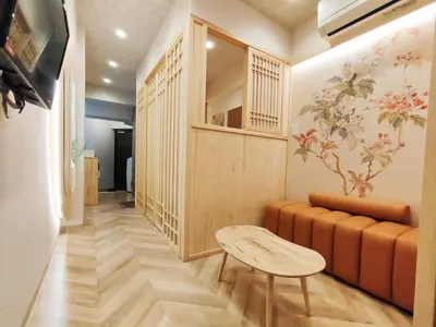 a living room with a couch and a table at G19\u65b0\u5bbf\u6700\u4e2d\u5fc3 \u6771\u65b0\u5bbf\u7ad95\u5206-Shinjuku center 5 mins to Station, Max 4 \u76f4\u8fbe\u65b0\u5bbf \u6d89\u8c37 \u8868\u53c2\u9053 \u6c60\u888b \u4e0a\u91ce \u4ee3\u4ee3\u6728 \u94f6\u5ea7 \u539f\u5bbf in Tokyo