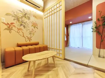 a living room with a couch and a table at G19\u65b0\u5bbf\u6700\u4e2d\u5fc3 \u6771\u65b0\u5bbf\u7ad95\u5206-Shinjuku center 5 mins to Station, Max 4 \u76f4\u8fbe\u65b0\u5bbf \u6d89\u8c37 \u8868\u53c2\u9053 \u6c60\u888b \u4e0a\u91ce \u4ee3\u4ee3\u6728 \u94f6\u5ea7 \u539f\u5bbf in Tokyo