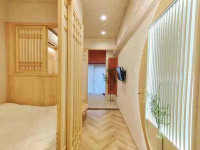 a room with a hallway with a bed and a window at G19\u65b0\u5bbf\u6700\u4e2d\u5fc3 \u6771\u65b0\u5bbf\u7ad95\u5206-Shinjuku center 5 mins to Station, Max 4 \u76f4\u8fbe\u65b0\u5bbf \u6d89\u8c37 \u8868\u53c2\u9053 \u6c60\u888b \u4e0a\u91ce \u4ee3\u4ee3\u6728 \u94f6\u5ea7 \u539f\u5bbf in Tokyo