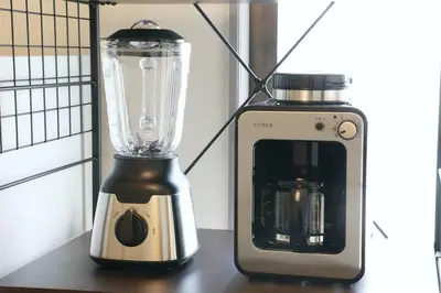 a blender and a toaster sitting on a table at \u30b5\u30f3\u30cf\u30a4\u30c4\u521d\u53f0 201 in Tokyo
