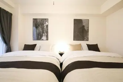 two beds sitting next to each other in a bedroom at \u30b5\u30f3\u30cf\u30a4\u30c4\u521d\u53f0 201 in Tokyo