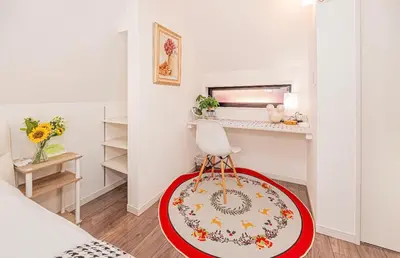 a small room with a chair and a desk at jr\u99c54\u5206\u65b0\u7bc992\u5e73\u7c73\u8eca\u5eab\u4ed8\u4e00\u6238\u5efa\u548c\u98a8\u5bdd\u5ba4\u5e83\u3044\u30ea\u30d3\u30f3\u30b0\u4e0a\u91ce\u79cb\u8449\u539f\u6771\u4eac\u54c1\u5ddd\u76f4\u901a in Tokyo