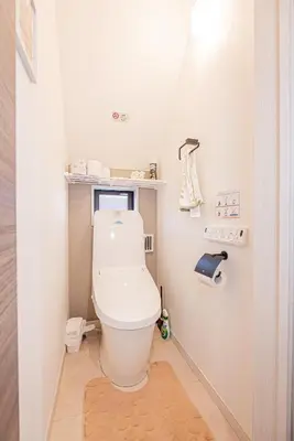 a bathroom with a toilet in a small room at jr\u99c54\u5206\u65b0\u7bc992\u5e73\u7c73\u8eca\u5eab\u4ed8\u4e00\u6238\u5efa\u548c\u98a8\u5bdd\u5ba4\u5e83\u3044\u30ea\u30d3\u30f3\u30b0\u4e0a\u91ce\u79cb\u8449\u539f\u6771\u4eac\u54c1\u5ddd\u76f4\u901a in Tokyo