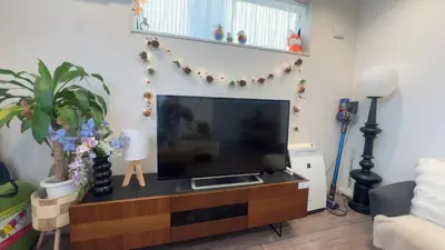 a living room with a large flat screen tv at jr\u99c54\u5206\u65b0\u7bc992\u5e73\u7c73\u8eca\u5eab\u4ed8\u4e00\u6238\u5efa\u548c\u98a8\u5bdd\u5ba4\u5e83\u3044\u30ea\u30d3\u30f3\u30b0\u4e0a\u91ce\u79cb\u8449\u539f\u6771\u4eac\u54c1\u5ddd\u76f4\u901a in Tokyo