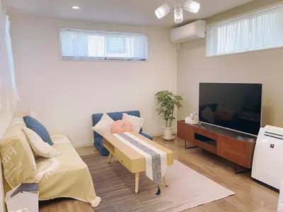 a living room with a couch and a large screen tv at jr\u99c54\u5206\u65b0\u7bc992\u5e73\u7c73\u8eca\u5eab\u4ed8\u4e00\u6238\u5efa\u548c\u98a8\u5bdd\u5ba4\u5e83\u3044\u30ea\u30d3\u30f3\u30b0\u4e0a\u91ce\u79cb\u8449\u539f\u6771\u4eac\u54c1\u5ddd\u76f4\u901a in Tokyo