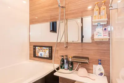 a bathroom with a bath tub and a sink at jr\u99c54\u5206\u65b0\u7bc992\u5e73\u7c73\u8eca\u5eab\u4ed8\u4e00\u6238\u5efa\u548c\u98a8\u5bdd\u5ba4\u5e83\u3044\u30ea\u30d3\u30f3\u30b0\u4e0a\u91ce\u79cb\u8449\u539f\u6771\u4eac\u54c1\u5ddd\u76f4\u901a in Tokyo