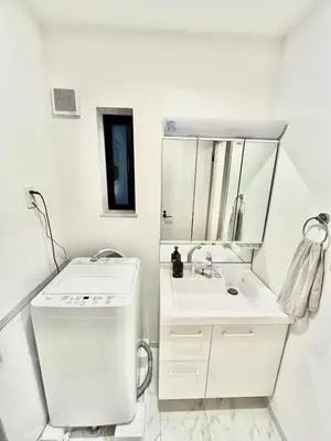 a white bathroom with a sink and a mirror at \u5305\u68df3\u623f\u5225\u5885 \u76f4\u9054\u4e0a\u91ce2\u5206 \u53ef\u4f4f8\u4eba \u9069\u5408\u5718\u9ad4\u5bb6\u5ead\u65c5\u904a in Tokyo