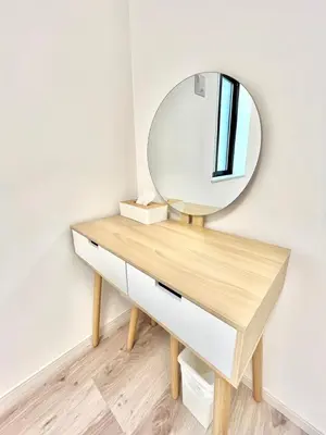 a dressing table with a mirror on a wall at \u5305\u68df3\u623f\u5225\u5885 \u76f4\u9054\u4e0a\u91ce2\u5206 \u53ef\u4f4f8\u4eba \u9069\u5408\u5718\u9ad4\u5bb6\u5ead\u65c5\u904a in Tokyo