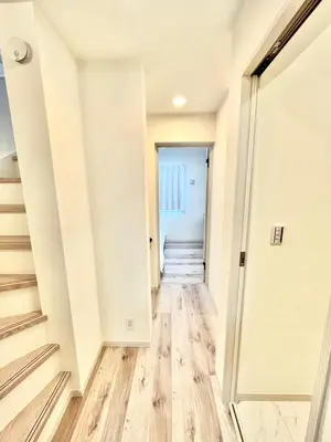 a hallway with white walls and wooden floors at \u5305\u68df3\u623f\u5225\u5885 \u76f4\u9054\u4e0a\u91ce2\u5206 \u53ef\u4f4f8\u4eba \u9069\u5408\u5718\u9ad4\u5bb6\u5ead\u65c5\u904a in Tokyo