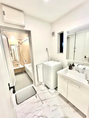 a bathroom with a sink and a toilet and a shower at \u5305\u68df3\u623f\u5225\u5885 \u76f4\u9054\u4e0a\u91ce2\u5206 \u53ef\u4f4f8\u4eba \u9069\u5408\u5718\u9ad4\u5bb6\u5ead\u65c5\u904a in Tokyo