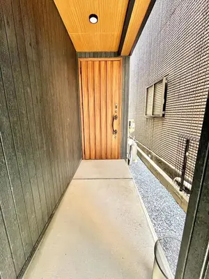a hallway with a wooden door in a building at \u5305\u68df3\u623f\u5225\u5885 \u76f4\u9054\u4e0a\u91ce2\u5206 \u53ef\u4f4f8\u4eba \u9069\u5408\u5718\u9ad4\u5bb6\u5ead\u65c5\u904a in Tokyo