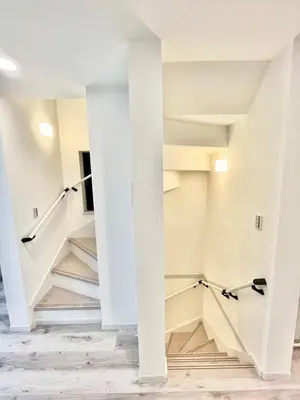 a hallway with stairs in a house at \u5305\u68df3\u623f\u5225\u5885 \u76f4\u9054\u4e0a\u91ce2\u5206 \u53ef\u4f4f8\u4eba \u9069\u5408\u5718\u9ad4\u5bb6\u5ead\u65c5\u904a in Tokyo