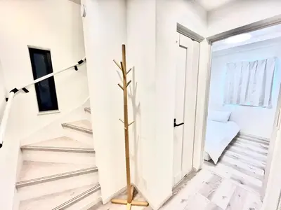 a staircase in a house with a tree in the corner at \u5305\u68df3\u623f\u5225\u5885 \u76f4\u9054\u4e0a\u91ce2\u5206 \u53ef\u4f4f8\u4eba \u9069\u5408\u5718\u9ad4\u5bb6\u5ead\u65c5\u904a in Tokyo