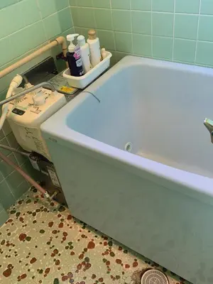 a bath tub in a bathroom with a sink at \u30dc\u30fc\u30c9\u30b2\u30fc\u30e0\u304c\u697d\u3057\u3081\u308b\u65b0\u5bbf\u99c5\u5f92\u6b69\u570f\u5185\u306e\u8cb8\u5207\u30a2\u30d1\u30fc\u30c8 in Tokyo