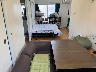 a living room with a couch and a table at \u30dc\u30fc\u30c9\u30b2\u30fc\u30e0\u304c\u697d\u3057\u3081\u308b\u65b0\u5bbf\u99c5\u5f92\u6b69\u570f\u5185\u306e\u8cb8\u5207\u30a2\u30d1\u30fc\u30c8 in Tokyo