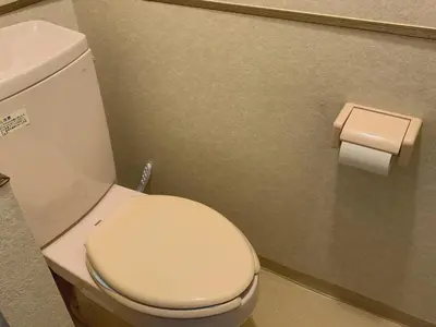 a bathroom with a toilet and a roll of toilet paper at \u30dc\u30fc\u30c9\u30b2\u30fc\u30e0\u304c\u697d\u3057\u3081\u308b\u65b0\u5bbf\u99c5\u5f92\u6b69\u570f\u5185\u306e\u8cb8\u5207\u30a2\u30d1\u30fc\u30c8 in Tokyo