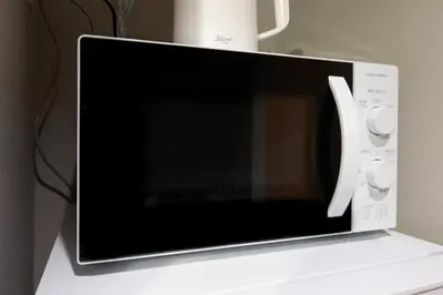 a microwave oven sitting on top of a counter at CREAL premier\u5927\u68ee\u5317 in Tokyo