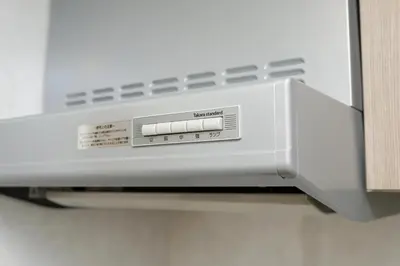 a close up of a white microwave oven at Live Casa Tokyo\u6d5c\u677e\u753a - Direct Haneda Monorail - Near Tokyo Tower - 1 Stop to Shinkansen in Tokyo