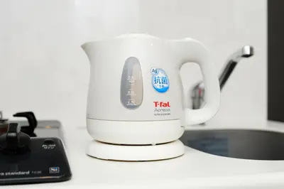a tea pot sitting on top of a counter at Live Casa Tokyo\u6d5c\u677e\u753a - Direct Haneda Monorail - Near Tokyo Tower - 1 Stop to Shinkansen in Tokyo