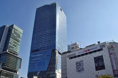 a tall skyscraper in the middle of a city at \u85e4\u548c\u30a8\u30af\u30b7\u30fc\u30eb\u9053\u7384\u5742 - \u6e0b\u8c37\u99c5\u304b\u3089\u5f92\u6b694\u5206 \u9577\u671f\u6ede\u5728\u306b\u975e\u5e38\u306b\u4fbf\u5229\u3067\u3059 in Tokyo