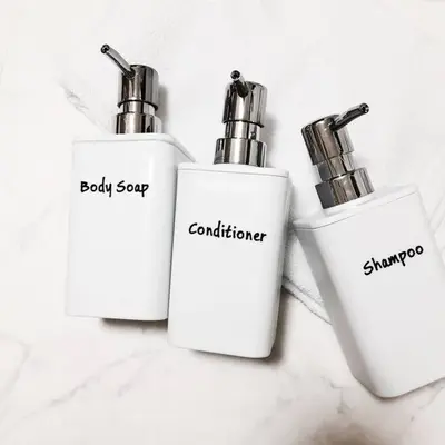 three white bottles sitting on top of a counter at \u85e4\u548c\u30a8\u30af\u30b7\u30fc\u30eb\u9053\u7384\u5742 - \u6e0b\u8c37\u99c5\u304b\u3089\u5f92\u6b694\u5206 \u9577\u671f\u6ede\u5728\u306b\u975e\u5e38\u306b\u4fbf\u5229\u3067\u3059 in Tokyo