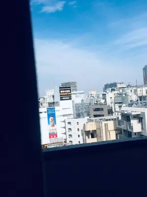 a view from a window of a city with buildings at \u85e4\u548c\u30a8\u30af\u30b7\u30fc\u30eb\u9053\u7384\u5742 - \u6e0b\u8c37\u99c5\u304b\u3089\u5f92\u6b694\u5206 \u9577\u671f\u6ede\u5728\u306b\u975e\u5e38\u306b\u4fbf\u5229\u3067\u3059 in Tokyo