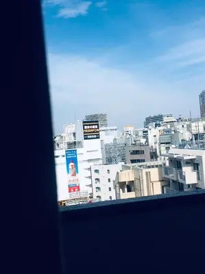 a view of a city from a window at \u85e4\u548c\u30a8\u30af\u30b7\u30fc\u30eb\u9053\u7384\u5742 - \u6e0b\u8c37\u99c5\u304b\u3089\u5f92\u6b694\u5206 \u9577\u671f\u6ede\u5728\u306b\u975e\u5e38\u306b\u4fbf\u5229\u3067\u3059 in Tokyo