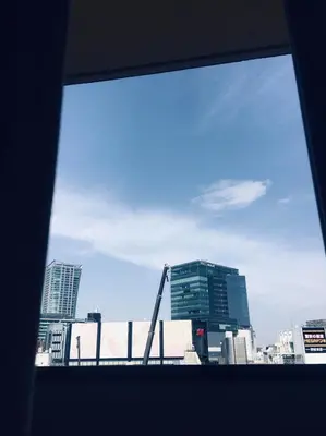 a view of a city skyline from a window at \u85e4\u548c\u30a8\u30af\u30b7\u30fc\u30eb\u9053\u7384\u5742 - \u6e0b\u8c37\u99c5\u304b\u3089\u5f92\u6b694\u5206 \u9577\u671f\u6ede\u5728\u306b\u975e\u5e38\u306b\u4fbf\u5229\u3067\u3059 in Tokyo