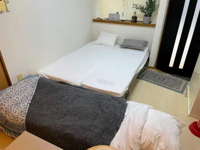 two twin beds in a room with a window at Daily Hotel - \u30a8\u30af\u30bb\u30eb\u4e09\u7530 Excel Mita - \u4e09\u7530\u99c5\u304b\u3089\u5f92\u6b695\u5206 in Tokyo