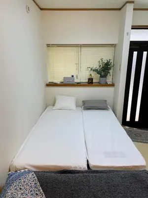 a room with two beds in it with a window at Daily Hotel - \u30a8\u30af\u30bb\u30eb\u4e09\u7530 Excel Mita - \u4e09\u7530\u99c5\u304b\u3089\u5f92\u6b695\u5206 in Tokyo