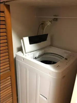 a washing machine sitting on top of a washer at \u65b0\u5927\u4e45\u4fdd\u30db\u30c6\u30eb\u30d7\u30ec\u30b7\u30a7\u30fc\u30c9 in Tokyo