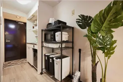 a kitchen with a shelf with a microwave and a plant at \u65b0\u5927\u4e45\u4fdd\u30db\u30c6\u30eb\u30d7\u30ec\u30b7\u30a7\u30fc\u30c9 in Tokyo