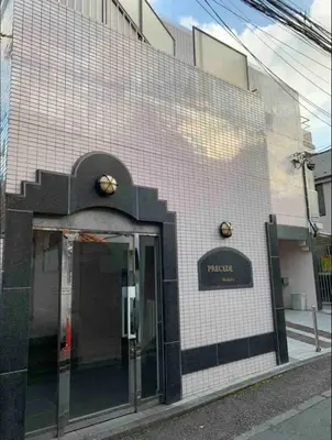 a brick building with a entrance to a store at \u65b0\u5927\u4e45\u4fdd\u30db\u30c6\u30eb\u30d7\u30ec\u30b7\u30a7\u30fc\u30c9 in Tokyo
