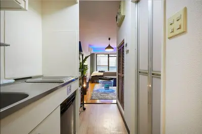 a kitchen with a sink and a counter top at \u65b0\u5927\u4e45\u4fdd\u30db\u30c6\u30eb\u30d7\u30ec\u30b7\u30a7\u30fc\u30c9 in Tokyo