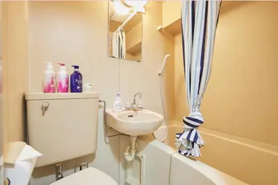 a bathroom with a sink and a toilet and a bath tub at \u65b0\u5927\u4e45\u4fdd\u30db\u30c6\u30eb\u30d7\u30ec\u30b7\u30a7\u30fc\u30c9 in Tokyo