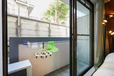 a balcony with a towel rack and a window at \u65b0\u5927\u4e45\u4fdd\u30db\u30c6\u30eb\u30d7\u30ec\u30b7\u30a7\u30fc\u30c9 in Tokyo
