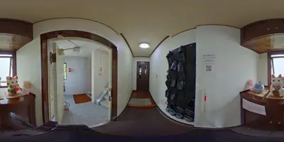 a room with a large round mirror in a bathroom at \u30b2\u30b9\u30c8\u30cf\u30a6\u30b9\u6804 in Tokyo