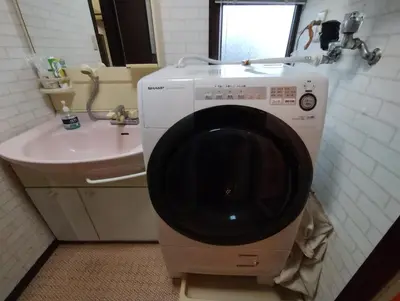 a washing machine in a bathroom with a sink at \u30b2\u30b9\u30c8\u30cf\u30a6\u30b9\u6804 in Tokyo