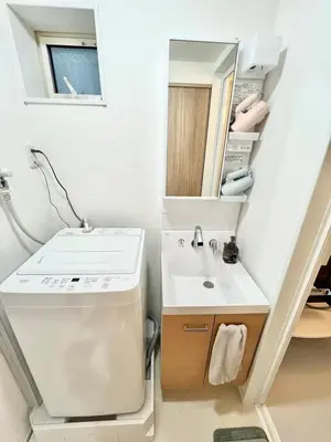 a small bathroom with a sink and a mirror at \u4e00\u68df3\u623f\u5225\u5885 \u76f4\u9054\u4e0a\u91ce3\u5206 \u5bb9\u7d0d6\u4eba \u8eca\u7ad9\u8d70\u8def4\u5206 in Tokyo