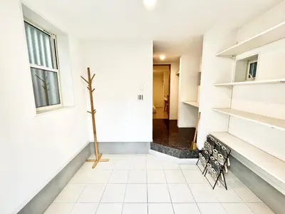 a room with white walls and a window and shelves at \u4e00\u68df3\u623f\u5225\u5885 \u76f4\u9054\u4e0a\u91ce3\u5206 \u5bb9\u7d0d6\u4eba \u8eca\u7ad9\u8d70\u8def4\u5206 in Tokyo