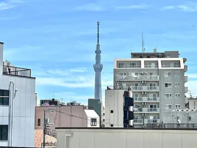 a view of a city with a tv tower in the background at \u4e00\u68df3\u623f\u5225\u5885 \u76f4\u9054\u4e0a\u91ce3\u5206 \u5bb9\u7d0d6\u4eba \u8eca\u7ad9\u8d70\u8def4\u5206 in Tokyo