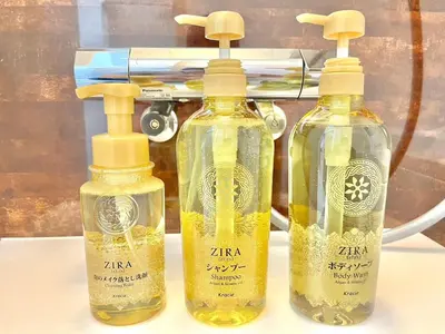 three bottles of olive oil sitting on a table at \u4e00\u68df3\u623f\u5225\u5885 \u76f4\u9054\u4e0a\u91ce3\u5206 \u5bb9\u7d0d6\u4eba \u8eca\u7ad9\u8d70\u8def4\u5206 in Tokyo