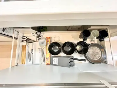 a kitchen drawer filled with pots and pans at \u4e00\u68df3\u623f\u5225\u5885 \u76f4\u9054\u4e0a\u91ce3\u5206 \u5bb9\u7d0d6\u4eba \u8eca\u7ad9\u8d70\u8def4\u5206 in Tokyo