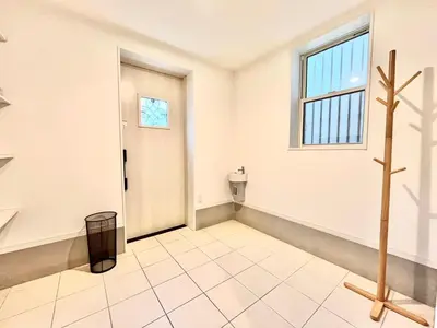 an empty room with a door and a window at \u4e00\u68df3\u623f\u5225\u5885 \u76f4\u9054\u4e0a\u91ce3\u5206 \u5bb9\u7d0d6\u4eba \u8eca\u7ad9\u8d70\u8def4\u5206 in Tokyo