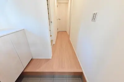 a hallway leading to a room with white walls and wood floors at 小春日和-東新宿獨立包棟/車站3分鐘＿玥澄館 in Tokyo