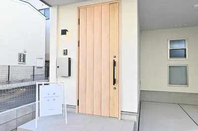 a wooden door on the side of a building at 小春日和-東新宿獨立包棟/車站3分鐘＿玥澄館 in Tokyo