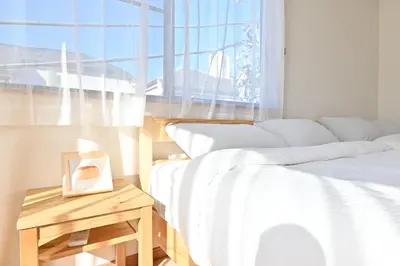 a bedroom with two white beds and a window at Private Villa Sinjuku -7min to \u9ad8\u7530\u99ac\u5834\u99c5 in Tokyo